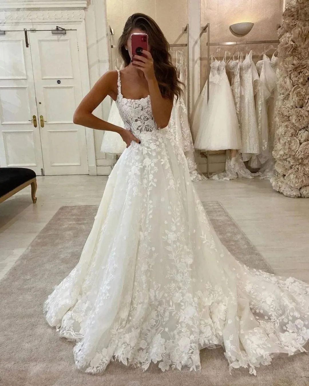 Charming Ball Gown Scoop Neck Tulle Wedding Dresses with Appliques VK073112